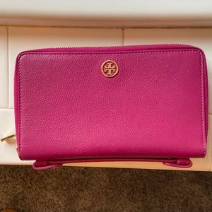 Tory Burch Landon Travel Wallet Pink